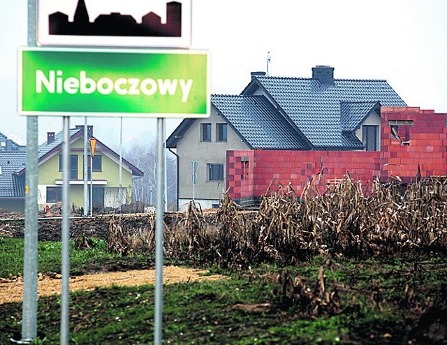 Nieboczowy. To miejscowość, która powstaje na nowo. Stara wieś znajdzie się na dnie zbiornika. Kiedy? Tego jeszcze nie wiemy