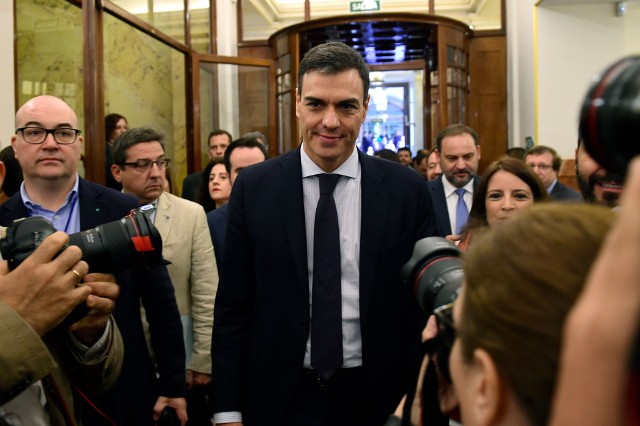 Pedro Sanchez z Hiszpańskiej Socjalistycznej Partii Robotniczej (PSOE) zastąpił na stanowisku premiera Mariano Rajoya