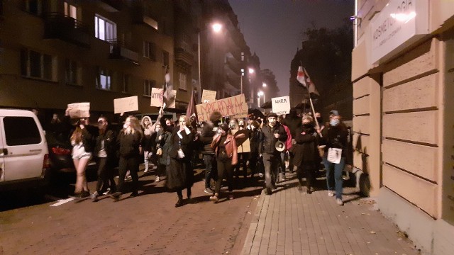 Protestujący w Bielsku-Białej przemaszerowali sprzed Ratusza do kurii, a spacer zakończyli przed katedrą św. Mikołaja.