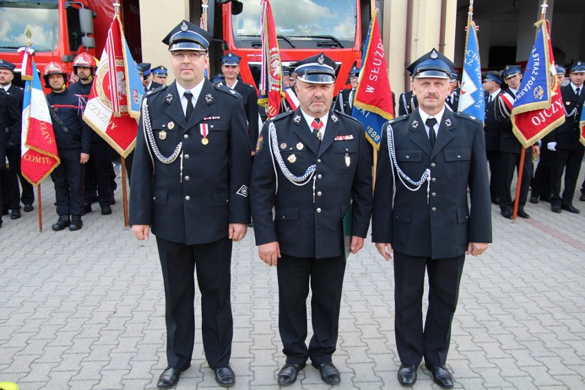 Uroczystość rozpoczęła się od złożenia wiązanek kwiatów pod...