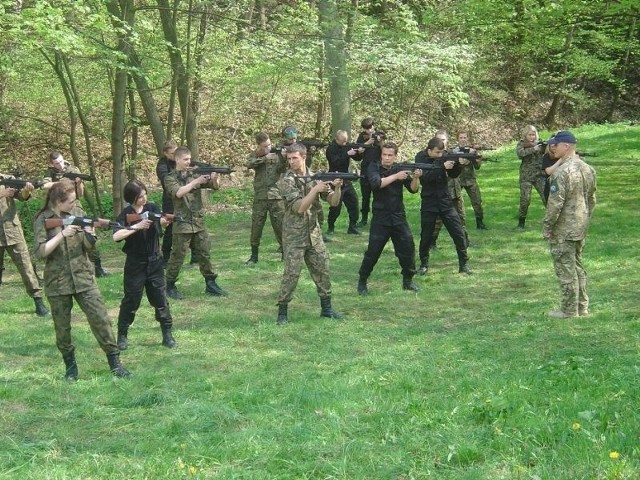 Uczniowie Niepublicznego Technikum Zawodowego w Nowym Mieście nad Pilicą ćwiczyli w Czernej pod okiem żołnierzy. 