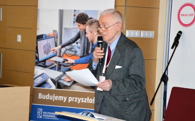 Profesor Marian Marek Drozdowski na konferencji poświęconej Centralnemu Okręgowi Przemysłowemu