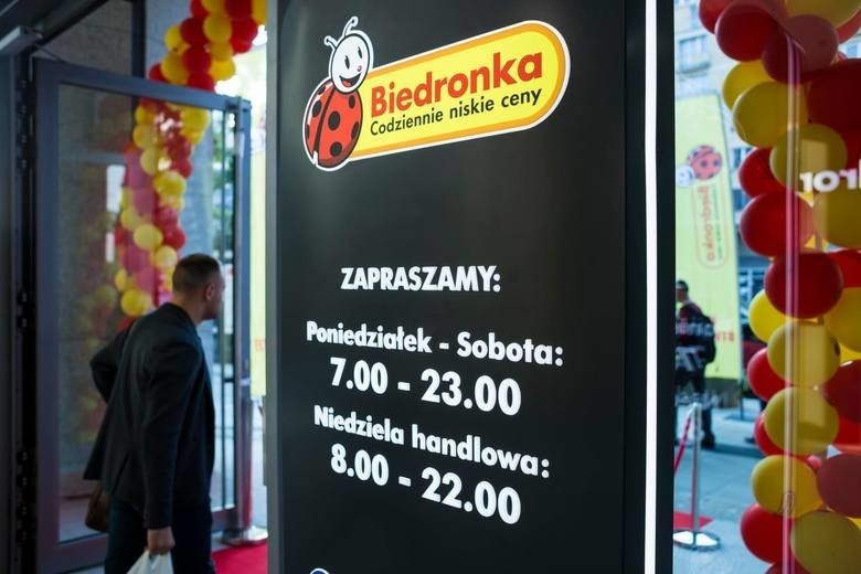 Znana sieć sklepów Biedronka zadba o higienę klientów...