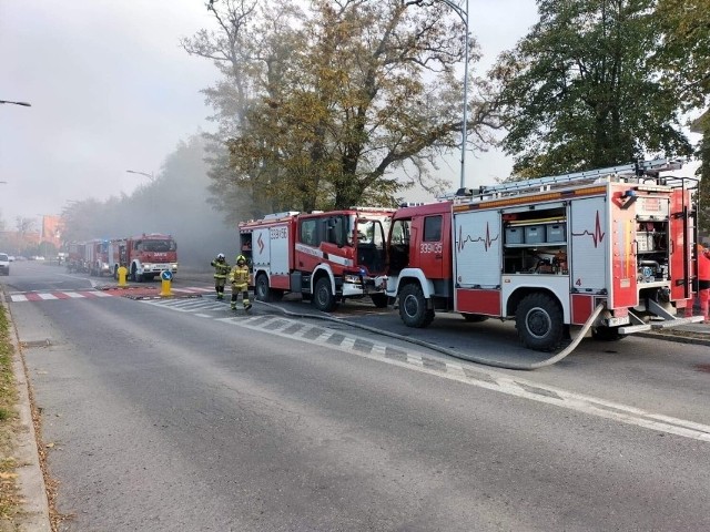 Pracownicy i uczniowie szkoły zostali ewakuowani jeszcze przed przybyciem straży pożarnej.