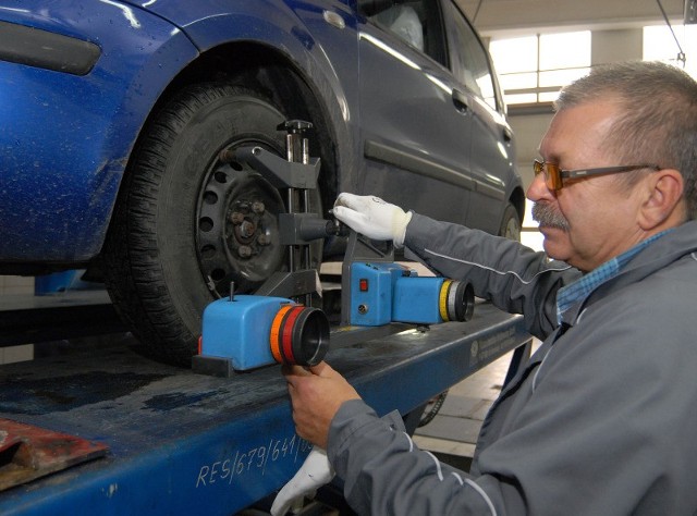 Marek Rok z serwisu Auto-Res w Rzeszowie: Nowoczesne urządzenia wykorzystują technologię laserową. Dzięki temu zbieżność można ustawić szybko i bardzo precyzyjnie. 