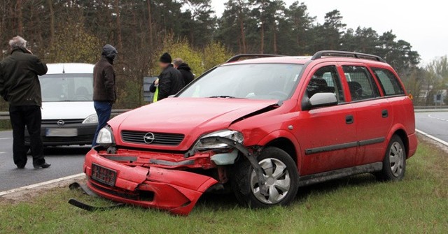 Policjanci zwrócili uwagę kierowcy opla astry, że jego samochód ma założone&#8230; 10-letnie opony.