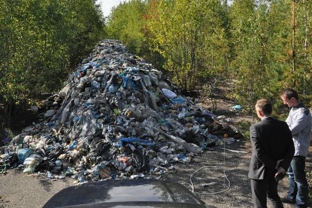 Jedno z trzech nowych składowisk śmieci, odkrytych przez policjantów ze Sławkowa we wtorek. Na zdjęciu burmistrz Sławkowa, Rafał Adamczyk, wraz z pracownikiem ratusza