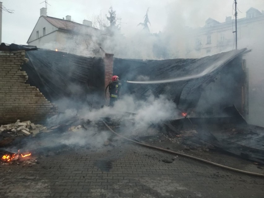 Pożar przy ul. Dolnej 3 maja w Lublinie. Kłęby gęstego dymu były widoczne z dużej odległości. Zobacz zdjęcia z akcji gaśniczej