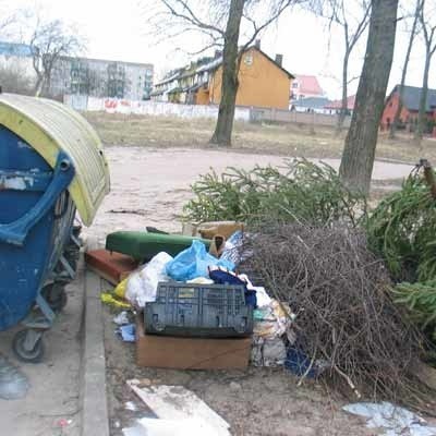 Lokatorzy narzekają, że pod koszami często zalegają śmieci i leżą tak tygodniami