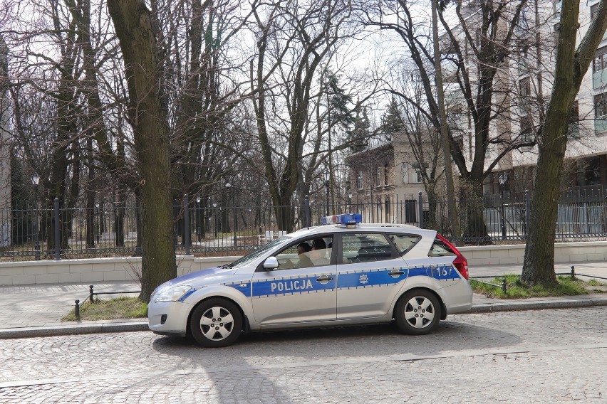 Kwarantanna w praktyce. Sobota w Łodzi. Zamknięte parki, patrole na Piotrkowskiej i otwarte cmentarze. Zobaczcie zdjęcia z ulic miasta