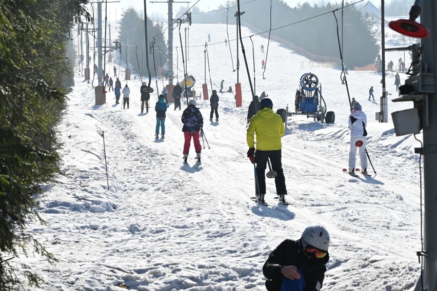 Prawdziwe tłumy narciarzy na stoku w Krajnie. Niemal brakło miejsc parkingowych [ZDJĘCIA]