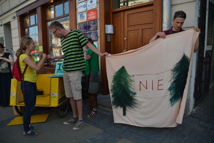 Pikieta w obronie Puszczy Białowieskiej. Chcą lasu, a nie fabryki desek (ZDJĘCIA, WIDEO)