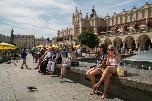 27.08.2015 krakowrynek glowny turysci fot. anna kaczmarz / dziennik polski / polska press