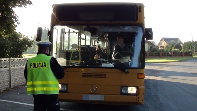 Funkcjonariusze skontrolowali ponad 60 pojazdów takich jak busy i  autobusy oraz samochody osobowe.