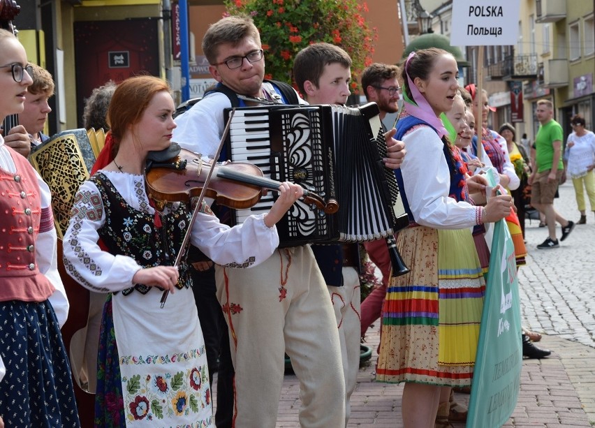 Gorlice. Festiwal Świat pod Kyczerą. Przez miejski deptak przeszedł barwny korowód artystów z różnych stron świata