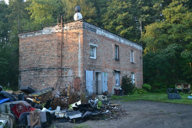 Do budynku, gdzie doszło do tragedii, ciężko dotrzeć. Dom znajduje się na odludziu, praktycznie w środku lasu