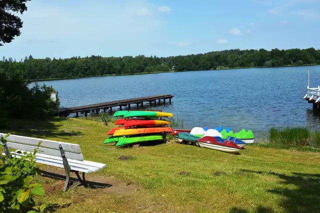 Kajaki i rowerki nad bytowskim Jeleniem. Są też ratownicy. Sezon się rozpoczął.