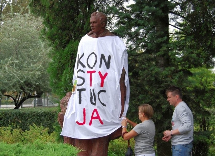 Kolejny pomnik w Kielcach ubrany w koszulkę z "Konstytucją". Na miejscu była Policja
