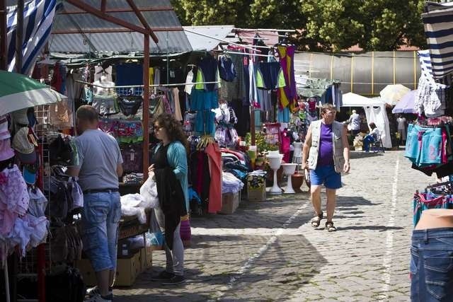 W rozmowach klientów z kupcami niepokojący wątek przeniesienia popularnego i obleganego targowiska pojawia się bardzo często. Ani jedni, ani drudzy nie byliby z takiego rozwiązania zadowoleni.