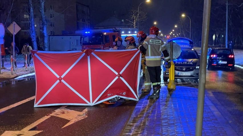 Łomża. Przerażający wypadek w centrum miasta. Kierowca ciągnika siodłowego potrącił człowieka i ciągnął go przez kilka skrzyżowań (zdjęcia)