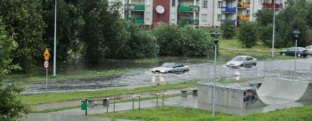 Ulica Zachodnia na białostockim Nowym Mieście całkowicie skryta pod wodą