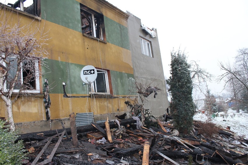 Zapalił się dom w Jaszczurowej. Sąsiedzi uratowali 1,5 roczne dziecko
