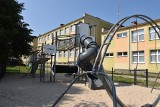 W czasie wakacji szkoła pięknieje: nowa posadzka i place zabaw w SP 1 w Człuchowie