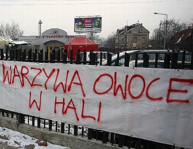 Obecnie na czas mrozów handlujący warzywami przenieśli się do hali. Zamierzają wrócić na parking jak tylko zrobi się cieplej.