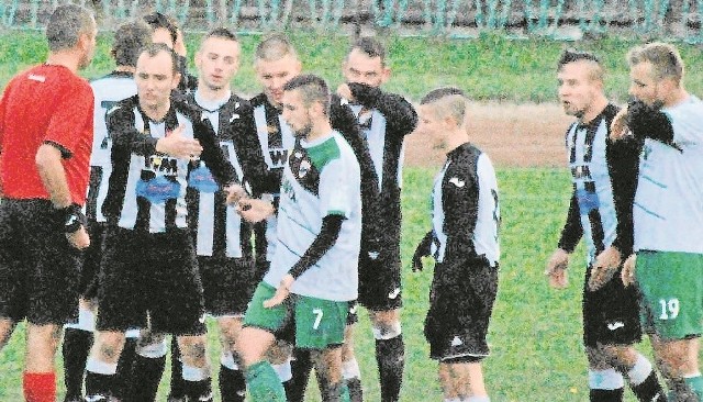 Podczas meczu w Starachowicach pomiędzy piłkarzami Staru i Piasta Stopnica nie brakowało nerwowych momentów. Ostatecznie sobotnie spotkanie zakończyło się remisem 1:1  