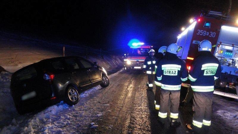 Warszawiak nocą zatańczył na lodzie i... wpadł do rowu