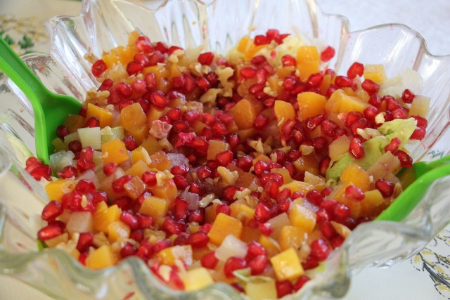 Przepis na sałatę lodową z owocami od koła gospodyń wiejskich w Gostuniu