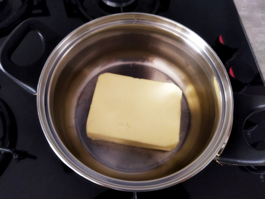 Do garnuszka włóż kostkę masła i rozpuść je na małym ogniu