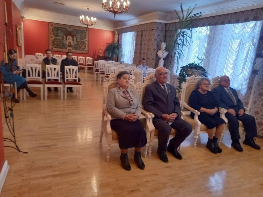 Dwie pary z gminy Bodzechów obchodziły złote gody. Otrzymały medale dla długoletnie pożycie małżeńskie. Zobacz zdjęcia