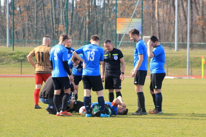 Lider z Kolbuszowej (złoto-czerwone stroje) wygrywa na...