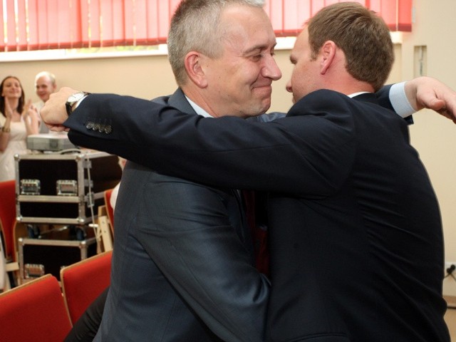Damian Raczkowski został szefem podlaskiej PO w maju 2010 roku. Na zdjęciu gratuluje mu Robert Tyszkiewicz (z lewej)
