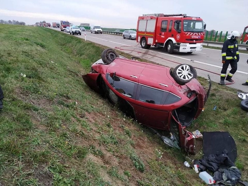 Wypadek i dachowanie na autostradzie. To cud, że nie było ofiar [ZDJĘCIA]