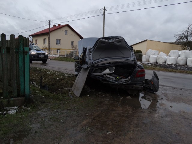 Po wypadku w Bartodziejach w gminie Tczów samochód został zniszczony.
