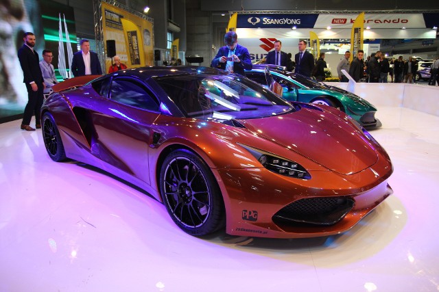 Arrinera Hussarya - drogowa wersja Silniki V8 z serii LT o mocach od 460 do 650 KMSkrzynia biegów Cima przenosząca moment oborowy 900 NmAktywna aerodynamika składająca się z 5 niezależnie sterowanych przez komputer sekcji aerodynamicznych wraz z wyborem trybu jazdy „Road” lub ”Race”.Fot. Łukasz Szewczyk