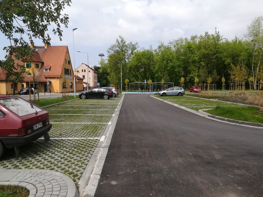 Parkingi "park&ride" puste, ale zamknięte szlabanem