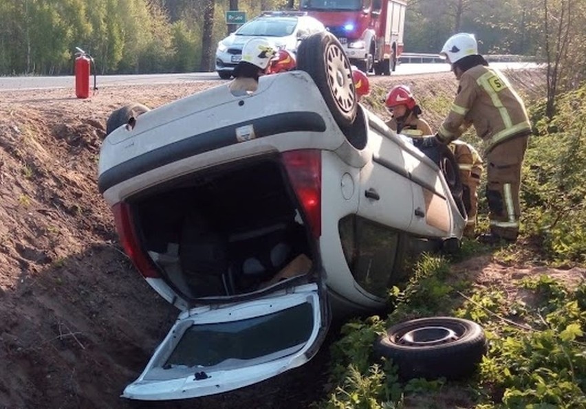  Rudka. Wypadek osobówki. Citroen dachował w rowie