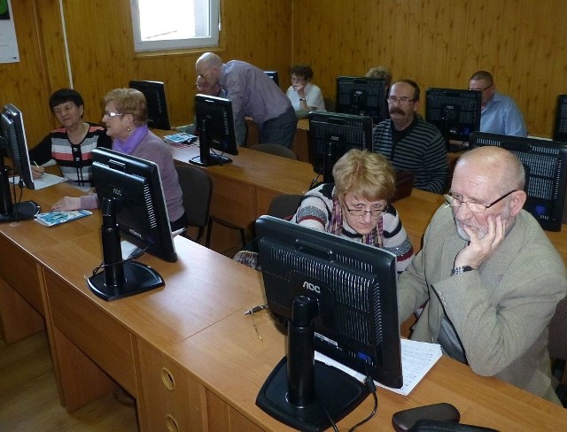 Inowrocławska Fundacja Ekspert Kujawy już od 6 lat zapoznaje emerytów i rencistów z tajnikami obsługi komputera i internetu. Wszystko to w ramach "Akademii Seniora". 