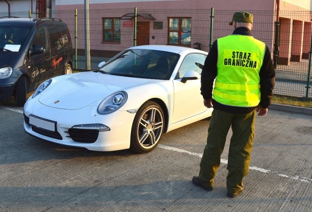 Niemcy usiłowali wywieźć z Polski kradzione porsche