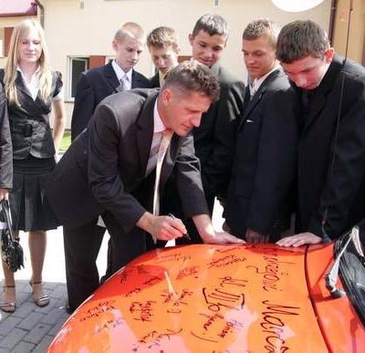 Na masce podarowanego malucha są autografy uczniów i obdarowanego nauczyciela