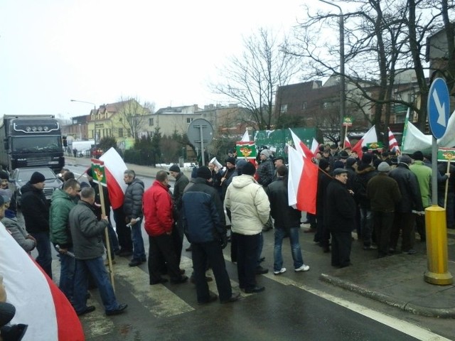 Rolnicy blokujący przejazd na przejściu przy ul. Mickiewicza.