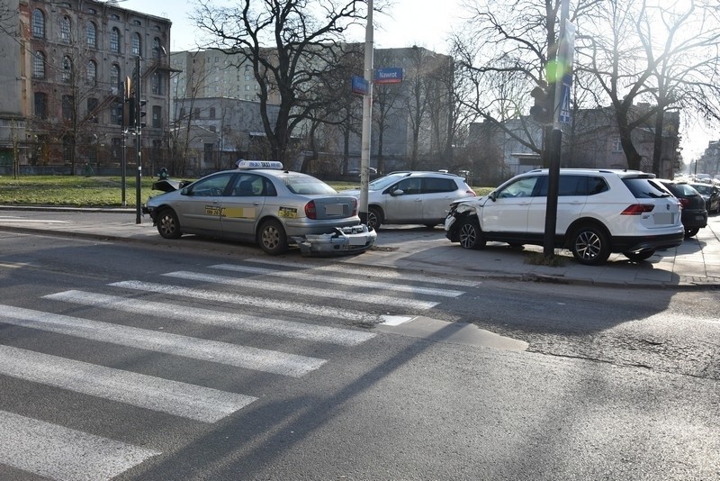 Taksówkarz nie ustąpił pierwszeństwa. Wypadek na skrzyżowaniu ul. Nawrot z ul. Targową. ZDJĘCIA