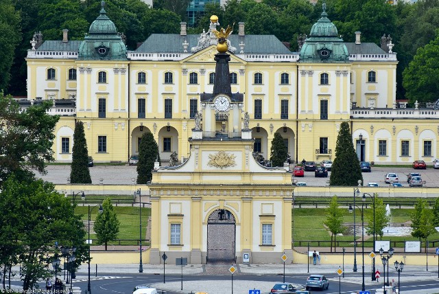 Konstrukcja Wielkiej Bramy Pałacu Branickich pochodzi z połowy XVIII wieku. Kształtem przypomina łuk triumfalny.