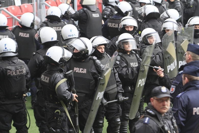 Policja poszukuje kiboli Legii odpowiedzialnych za atak na...