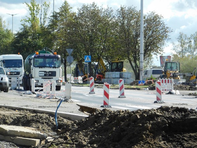 W Koszalinie trwa przebudowa ronda przy ulicy Śniadeckich i Jana Pawła II. Zobaczcie najnowsze zdjęcia z prowadzonych prac.Przypomnijmy, przetarg na realizację nowoczesnego ronda wraz z niezbędną infrastrukturą ogłoszony przez ZDiT Koszalin wygrała Firma Domar, która za ponad 3,6 mln złotych do 15 listopada br. ma wykonać nową nawierzchnię, oświetlenie, ścieżki rowerowe, chodniki i przejścia dla pieszych. Inwestycja oprócz środków z budżetu miasta Koszalina otrzymała dofinansowanie z Funduszu Dróg Samorządowych.Zobacz także Przekazanie placu budowy pod modernizację amfiteatru w Koszalinie