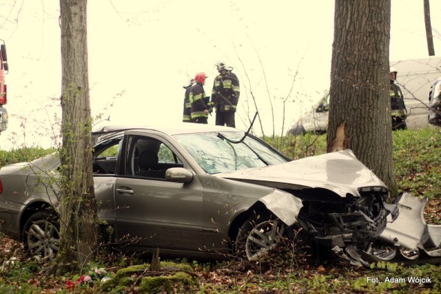Tuż przed południem na drodze krajowej nr 11 pomiędzy Koszalinem a miejscowością Mścice doszło do wypadku drogowego.Kierujący Mercedesem z niewyjaśnionych przyczyn zjechał z drogi, a następnie uderzył w drzewa.Dwie osoby zostały ranne.Zobacz także Karambol w Szczecinku. Zderzyły się cztery auta