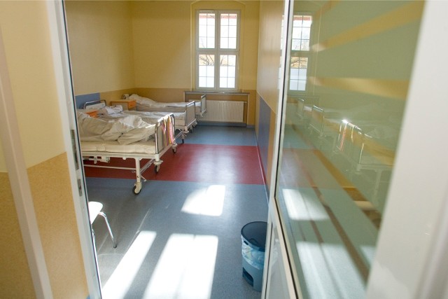 Jak to jest z tymi łóżkami psychiatrycznymi na Pomorzu? Według Wydziału Zdrowia Urzędu Wojewódzkiego u mamy łącznie 2047 łóżek psychiatrycznych, w tym 55 w oddziałach dziecięcych i 45 w oddziałach dziecięco-młodzieżowych. Jednak już z danych NFZ wynika, że w pomorskich szpitalach są  663 łóżka dla dorosłych i 56 dla dzieci i młodzieży - sprawdźcie gdzie są zakontraktowane łóżka psychiatryczne!